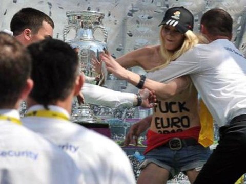 Seins nus elle s’en prend à la coupe d’EURO 2012