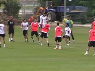 Quand Zidane tâte le cuir avec Benzema à l'entraînement