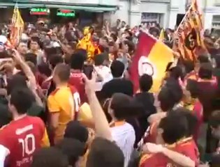 Galatasaray'lı taraftarlar ile Panathinaikos taraftarları çatıştı