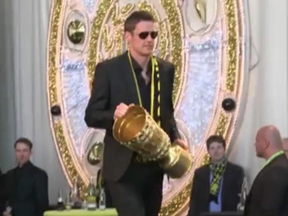 Double-Helden tragen sich ins Goldene Buch ein