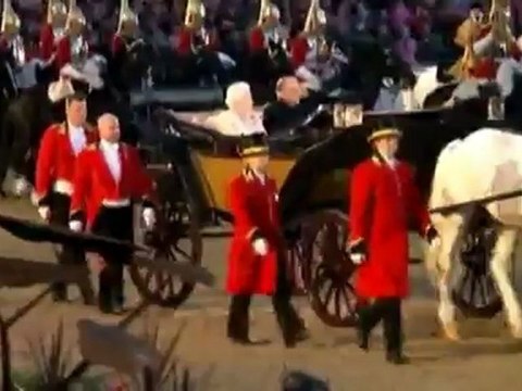 Queen arrives in carriage for Diamond Jubilee pageant.