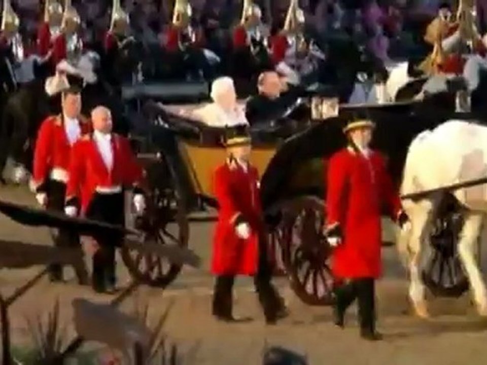Queen arrives in carriage for Diamond Jubilee pageant.