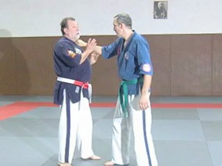 Défense contre couteau avec tranchant croisé sur la gorge