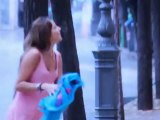 ¿Chica se desnuda en plena calle? 20120413-pK