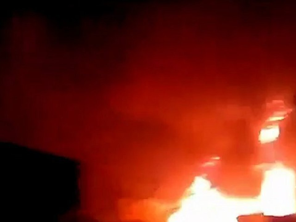 Syria 13 5 2012  فري برس حمص الرستن  أشتعال المنازل أثر القصف الصاروخي Homs