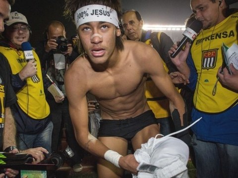 Neymar dribble les photographes et finit en slip !