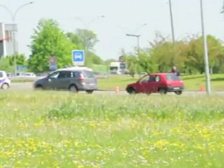 Maubeuge : Une voiture percute une glissière de sécurité près du lycée Pierre Forest
