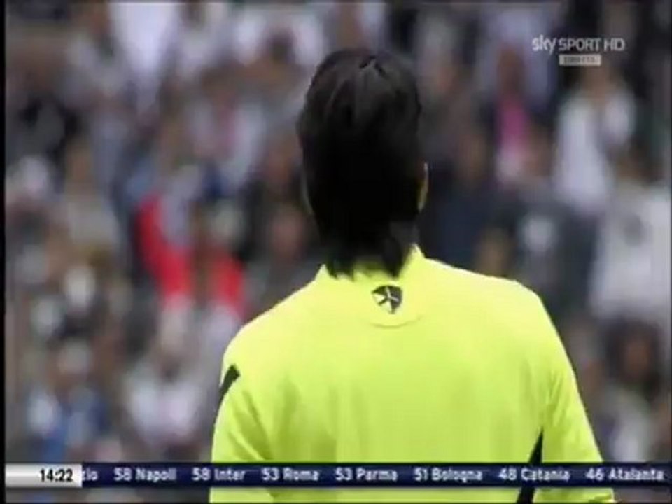 Buffon canta l'inno della Juve!!!!