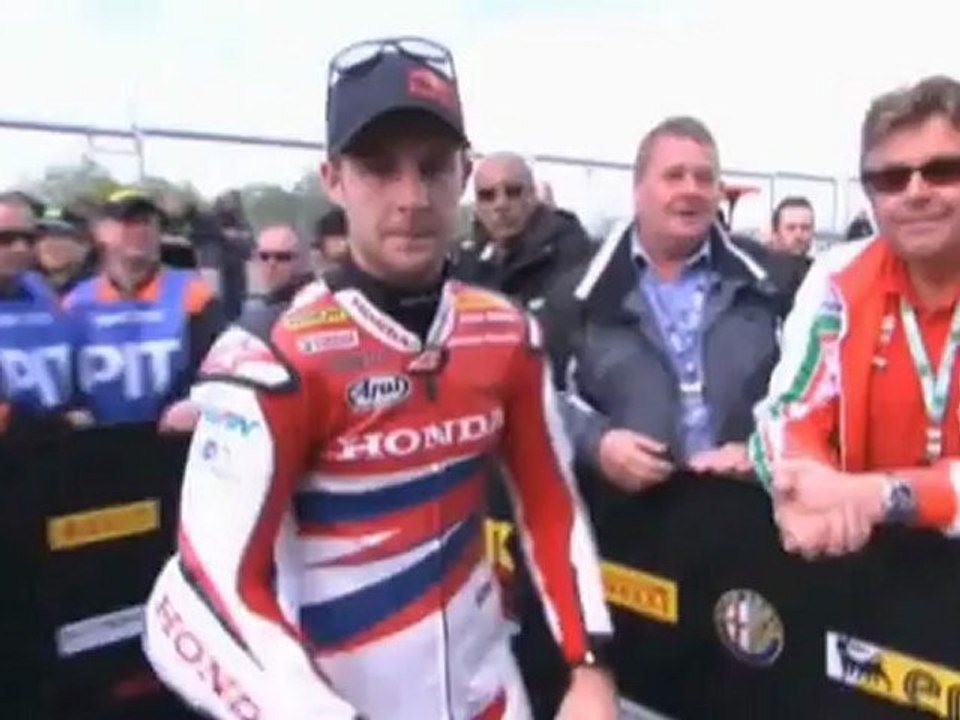 SBK: Rea räumt Konkurrenz ab