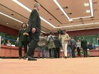 La zone euro se remet au travail en pleine crise grecque