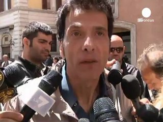 Resti di De Pedis in Sant'Apollinare, intorno alla tomba...