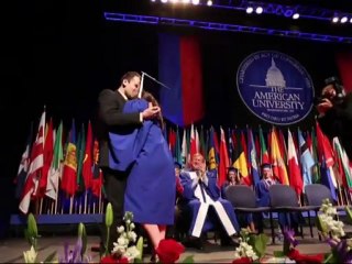 Le pidió matrimonio a su novia en la tarima durante su graduación