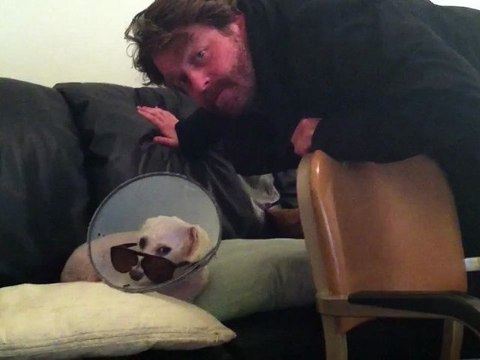 Smile : Il fait croire qu'il prend une photo mais il filme