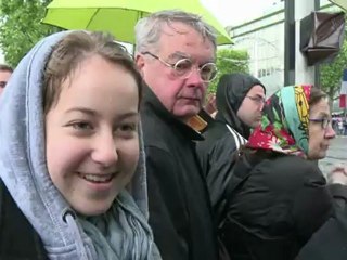 François Hollande descend les Champs-Elysées