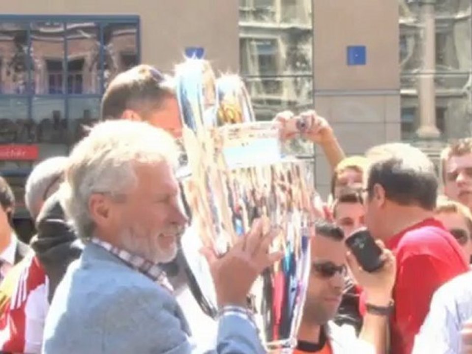 Breitner und Sagnol präsentieren den Pokal auf der Trophy Tour
