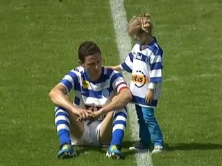 Rogier Meijer consolé par sa fille après la relégation de son club