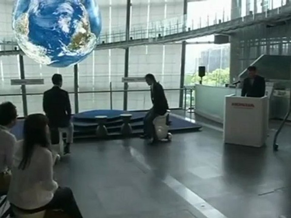 Honda Unveils Hands-Free Self-Balancing Mobility Device