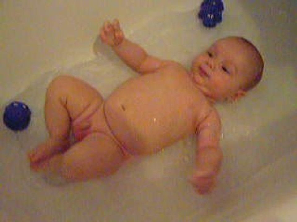 bébé à l'eau