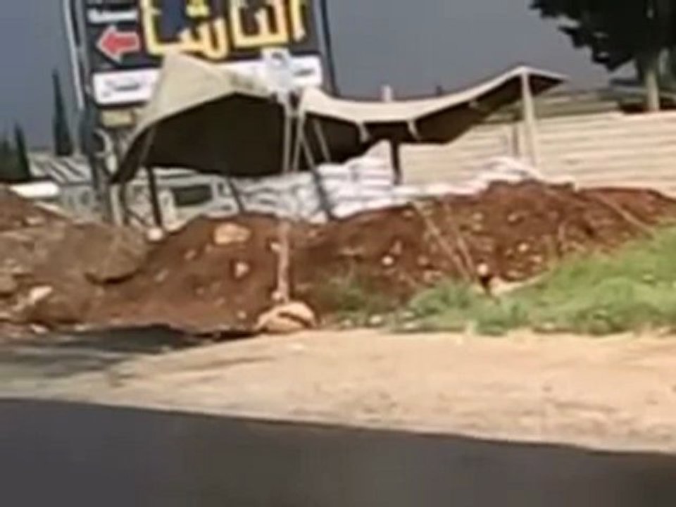 Syria فري برس حماه المحتلة حماه حاجز الشير والمتاريس والكناصة على مباني المدنيين 15 5 202 Hama