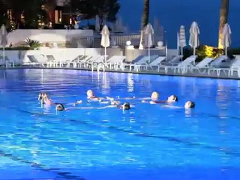Ballet de nageuses synchronisées sur la côte d'azur