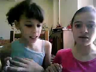 oceane et celine en train de chanter elle danse sexy