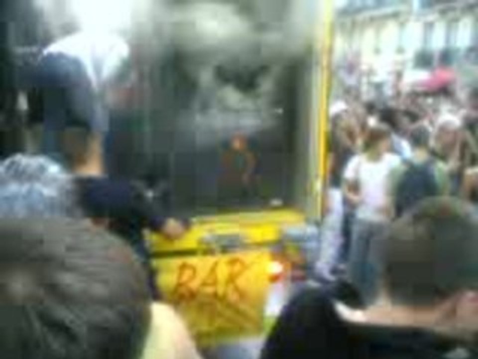 enceinte qui brule Techno parade