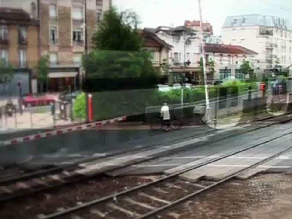 Passages à niveau : Ce qu'il ne faut pas faire : Les imprudences en 2 roues