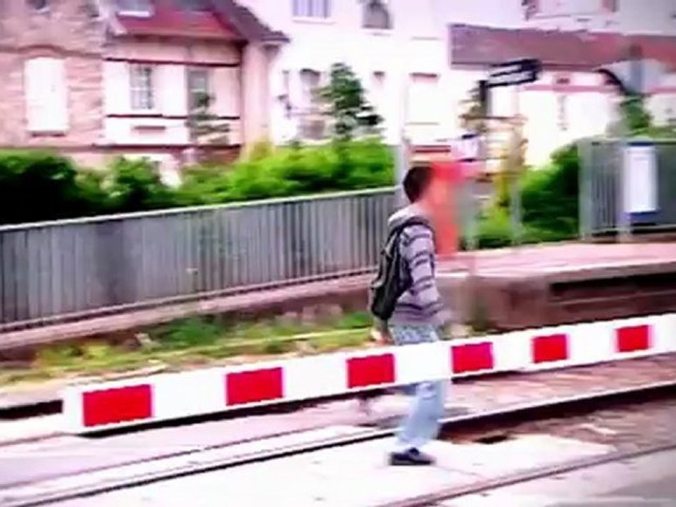 Passages à niveau : Ce qu'il ne faut pas faire : Les imprudences de piétons
