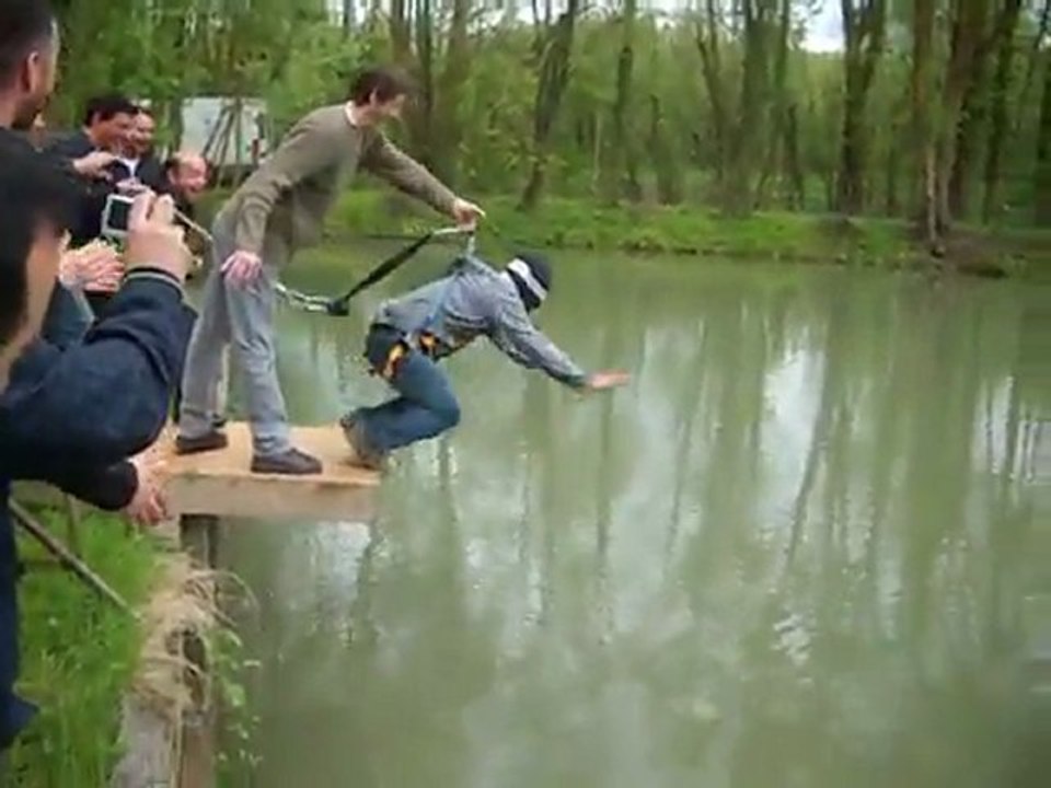 Enterrement de vie de garcon au saut à l'élastique