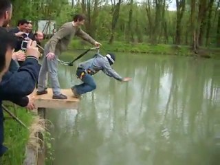 Enterrement de vie de garcon au saut à l'élastique