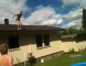 saut d'un toit dans une petite piscine gonflable