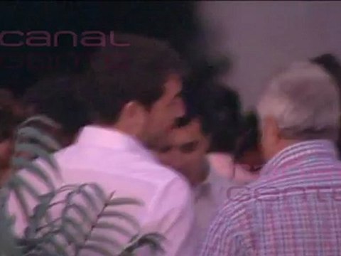 Iker Casillas y Sara Carbonero atienden a sus fans