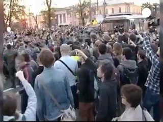 Russian riot police try to break up anti-Putin sit-in