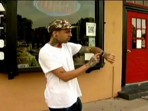 Man Implants Magnets into His Arm to hold iPod