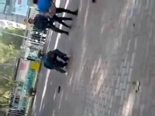 Jeune frappe 2 agents de sécurité en Russie