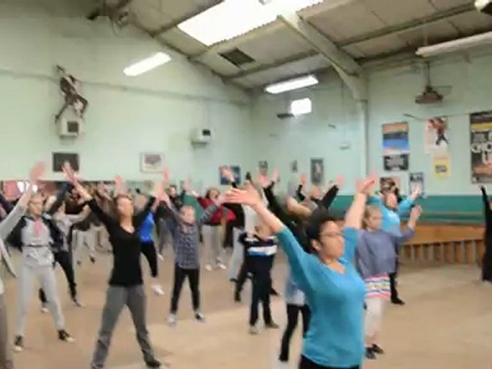 Des danseurs calaisiens préparent  la danse géante à la plage du 30 juin