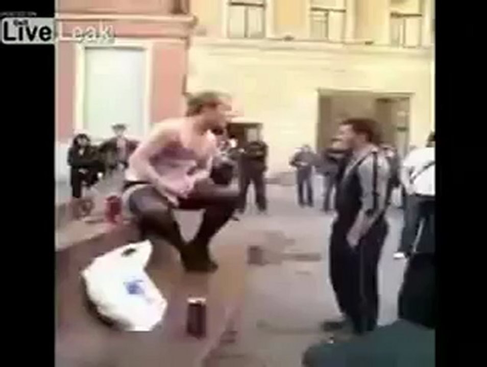 Гей в чулках уделал пошутившего над ним