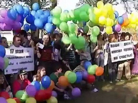 Russian Gay Activists Release Rainbow Balloons to Protest Against Anti-Gay Legislation
