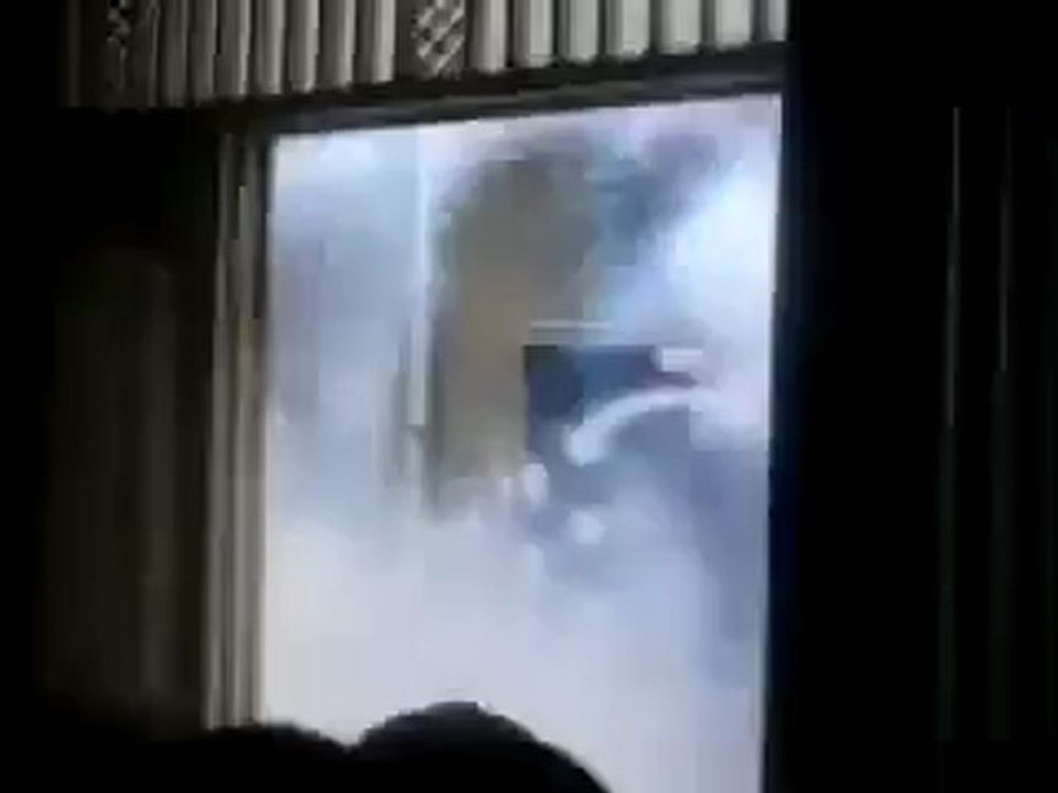 Syria فري برس دمشق هجوم قوات الأمن و الشبيحة على مشيعي الشهيد داخل المسجد  17 5 2012 Damascus