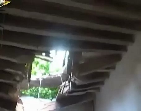 Syria فري برس حمص القديمة قذيفة تنزل على منزل اثري وتفتح بسقفه فجوة 17 5 2012 Homs