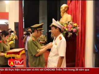 ANTÐ - Bộ Công an trao tặng Huy hiệu 30 – 40 năm tuổi Đảng