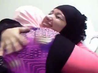 Elle fond en larmes après conversion à l'islam !