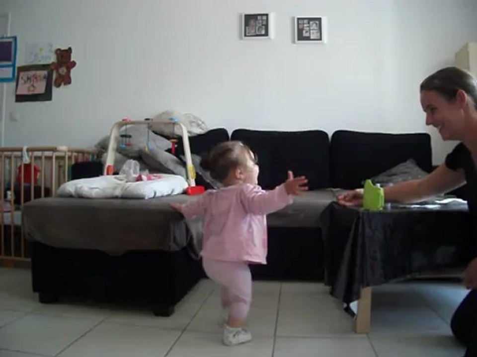 Colleen se jette d'un meuble à l'autre