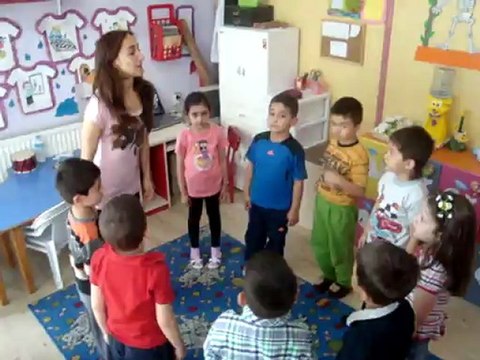 GÖKÇE ÖĞRETMEN VE ÇİLEKLER SINIFI BAK BİR VARMIŞ BİR YOKMUŞ ORFF ÇALIŞMASI