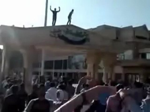 Syria فري برس حلب تعليق علم الثورة الكبير على باب الجامعة 17 5 2012 Aleppo