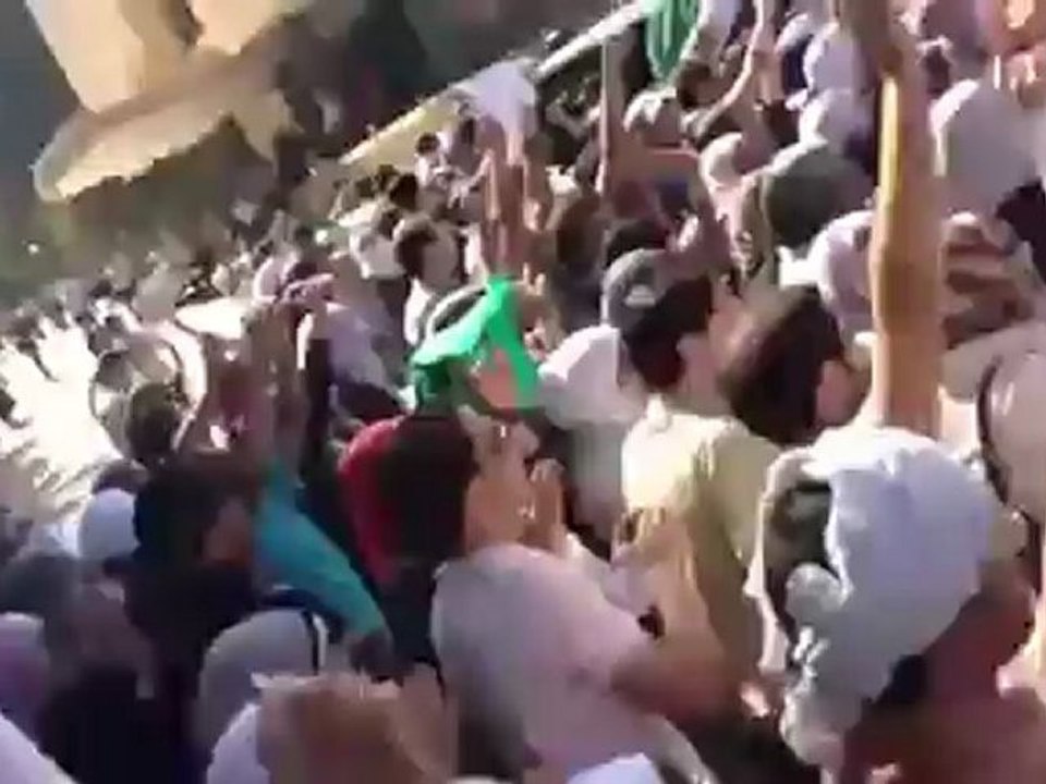 Syria فري برس جامعة حلب مظاهرة حاشدة أمام مبنى الحزب دقة عالية 17 5 2012 Aleppo