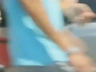 Elle regarde ses fesses dans des vitres teintées