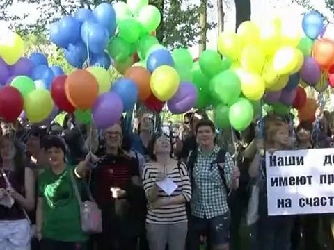 Anti-gay protesters attack activists in Russia