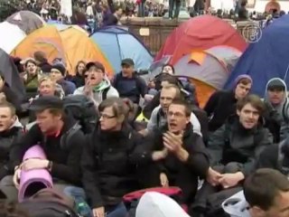 Полиция выносила антикапиталистов на руках