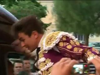 Manzanares sale a hombros de la plaza de Sanlúcar